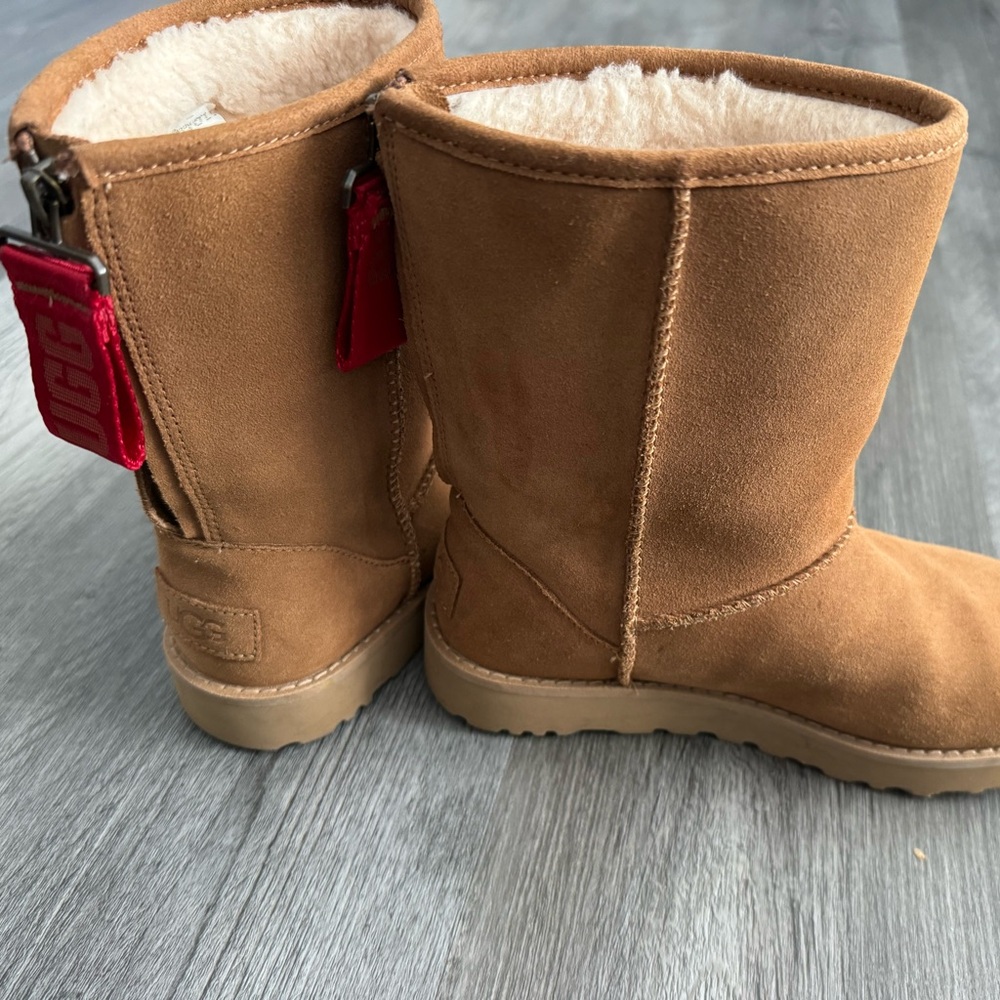 New UGG Women's Chestnut Classic Short Logo Zip Boots 1122672 Size 5